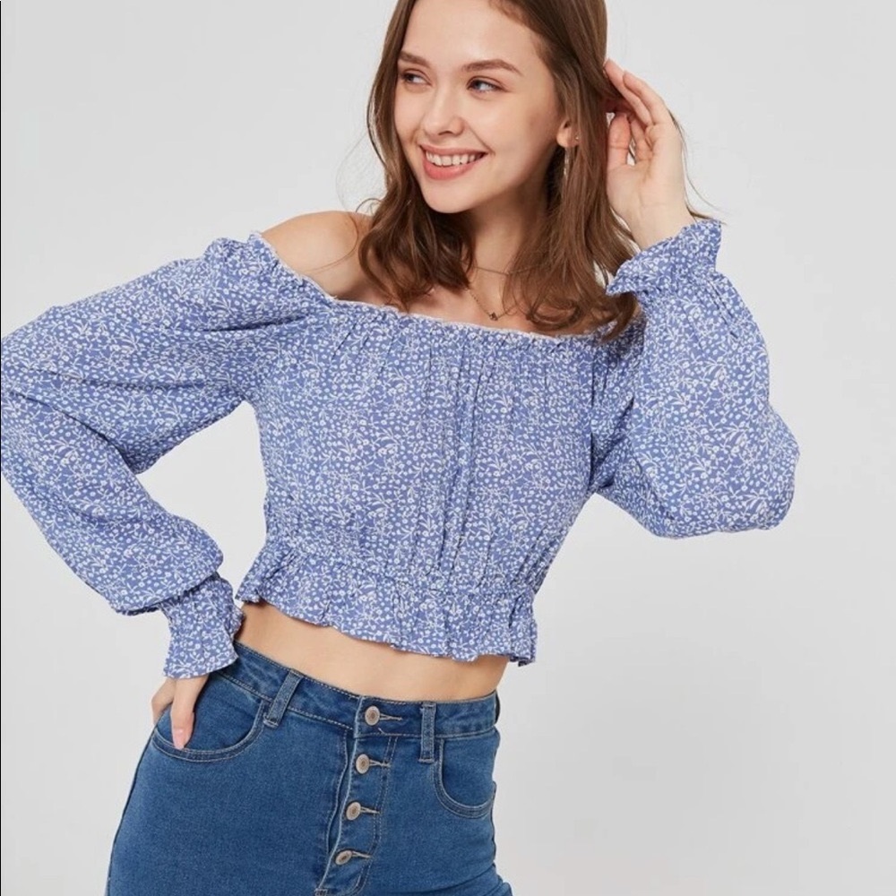 🤩HP🤩🌷3for$30🌷Off the shoulder floral crop top
